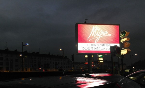 Épinal : l’État condamné pour avoir laissé diffuser trop de pub sur des panneaux numériques